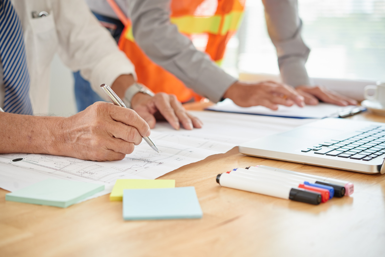 You are currently viewing Les formations indispensables pour manipuler les engins de chantier en toute sécurité